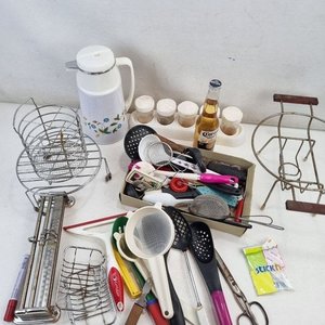 Lote de Utensilios de Cocina y Bazar: Termo, Rejillas, Coladores y Varios - imagen 2