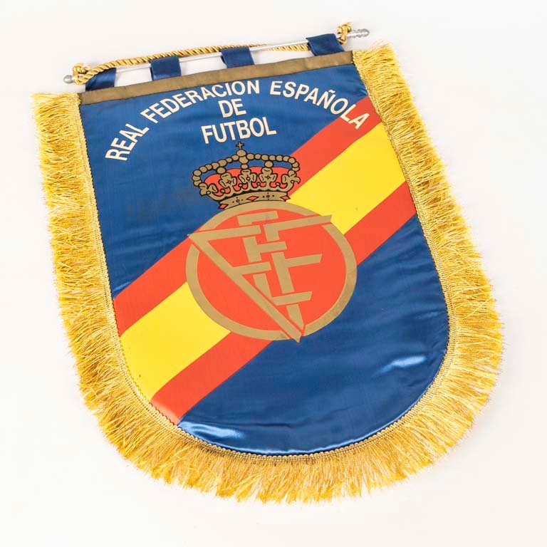 Lote anterior: Banderín de la Real Federación Española de Fútbol
