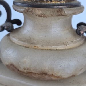 Reloj de sobremesa antiguo en bronce y alabastro con esfera esmaltada - imagen 6