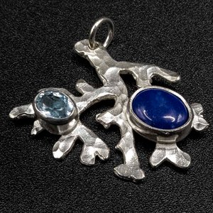Lote siguiente: Colgante Plata 950 con Lapislázuli y Topacio