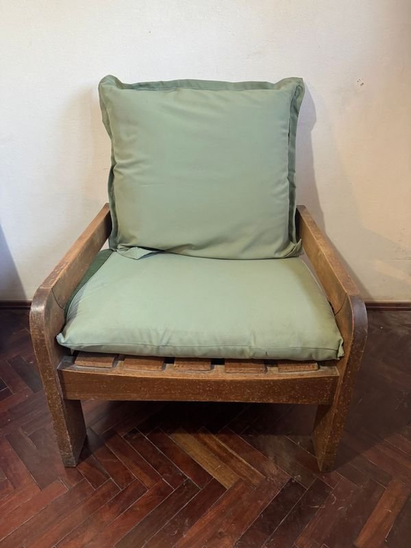 Lote anterior: Sillón en madera con par de almohadones