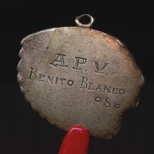 Medalla Antigua Cabeza de Indio con Grabado "A.P.V. Benito Blanco 986" - imagen 6