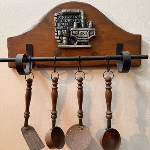 Colgador de Pared Rústico con Utensilios de Cocina en Madera y Cobre - imagen 7
