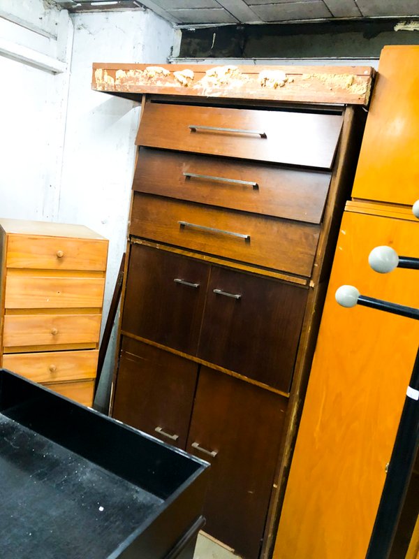 Mueble de madera con cajones y puertas