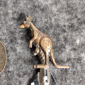 Dos destapadores: uno de bronce con forma de langosta y otro de metal con canguro - imagen 3