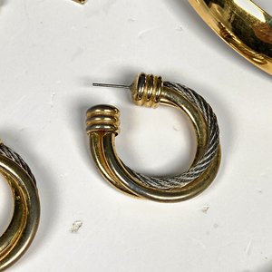 Conjunto de Joyería: Gargantilla Dorada con Cristales, Aros y Prendedor con Perla - imagen 6