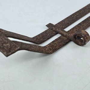 Aplique de Hierro Forjado con Detalle de Mano - imagen 3