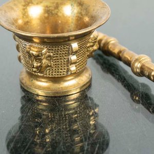 Mortero de Bronce con Mano y Detalles Escultóricos - imagen 2