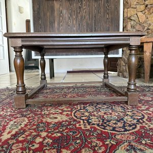 Mesa de Centro Cuadrada con Tapa de Vidrio y Patas Torneadas - imagen 6