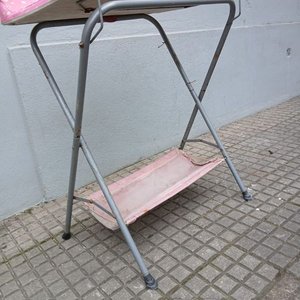 Lote de 6 piezas: Cambiador bebé rosado, silla de auto, silla de comer, silla dorada y 2 armazones - imagen 6