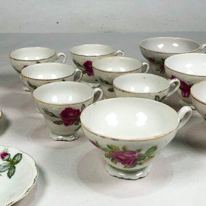 Juego de 13 Piezas de Porcelana Blanca con Flores Rosas: Tazas y Platitos - imagen 3