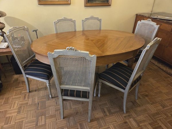 Juego de comedor Luis XVI en excelente estado