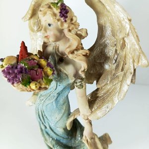 Estatuilla de Ángel con Canasta de Frutas y Flores - imagen 2
