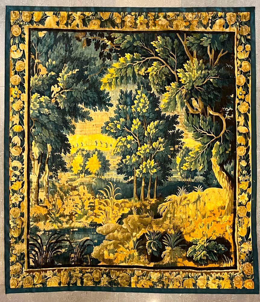 Tapiz Francés Aubusson Tejido en Lana: Paisaje con Castillo, Aves y Flores