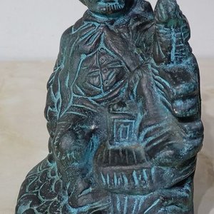 Estatuilla de Yeso: Gaucho Sentado en Banco de Plaza - imagen 2