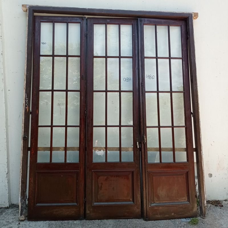 Lote anterior: Puerta de tres hojas con marco en pinotea