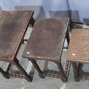 Juego de 3 mesas nido de madera con patas torneadas - imagen 2