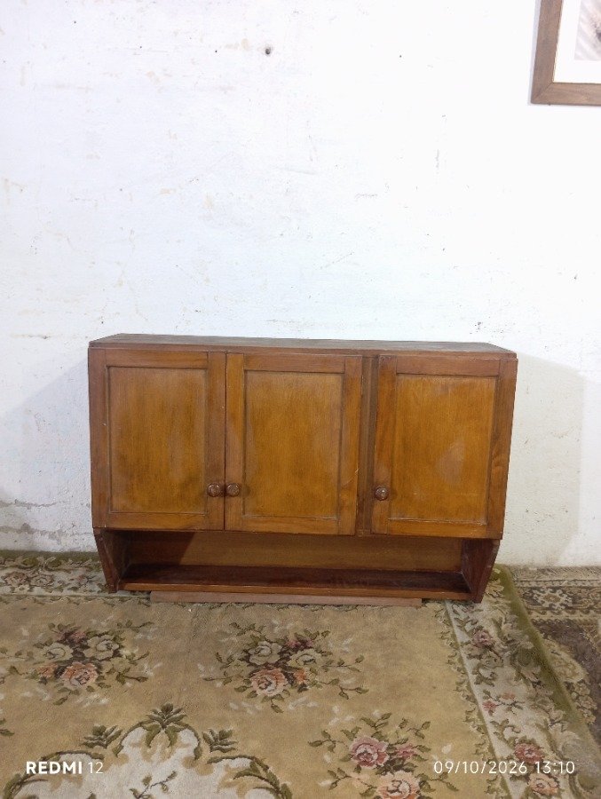 Mueble Aéreo Multiuso de Madera con Tres Puertas y Estante Inferior