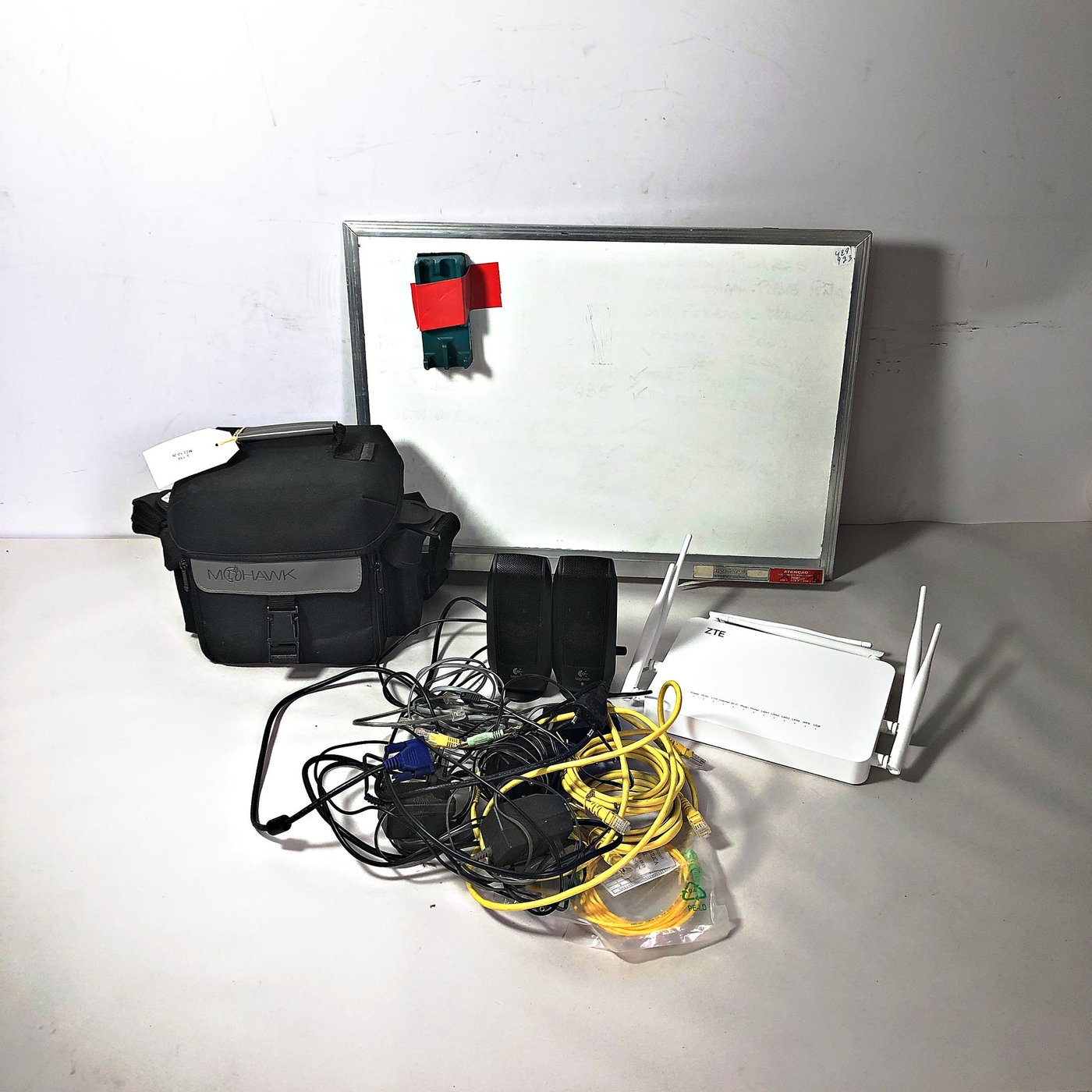 Router ZTE, Pizarra Blanca y Bolso para Cámara Mohawk