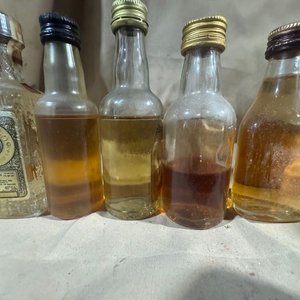 Lote de Botellas Miniatura de Licores Varios Selladas - imagen 2