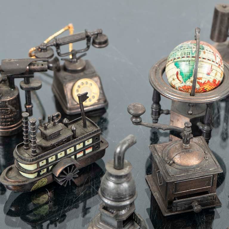 Colección de objetos decorativos y modelos miniatura - imagen 2
