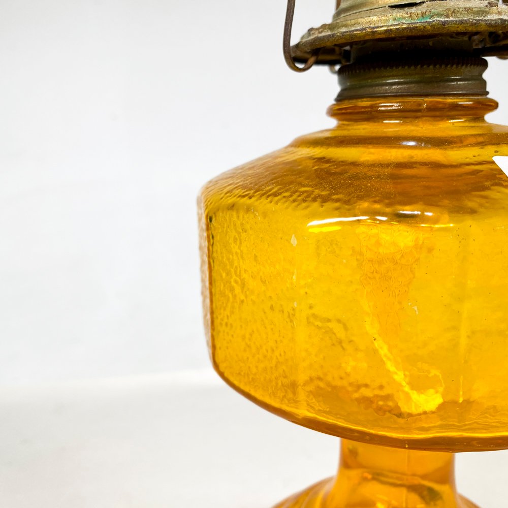 Lámpara de vidrio amarillo con decoración en metal - imagen 3