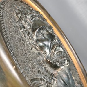 Placa de Cristo en Relieve con Marco Circular de Yeso y Madera - imagen 6