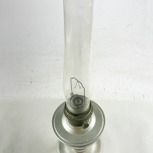 Lámpara de mesa antigua con depósito de metal y tubo de vidrio - imagen 2