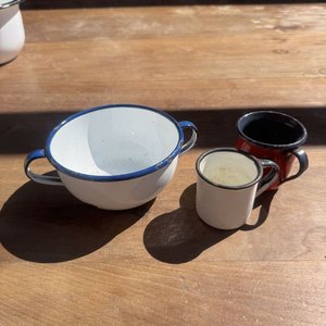 Cazuela y 2 Tazas Esmaltadas Blancas con Bordes Azules - imagen 1