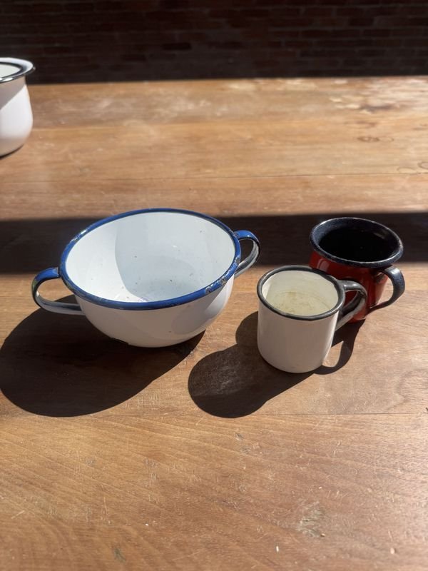 Cazuela y 2 Tazas Esmaltadas Blancas con Bordes Azules