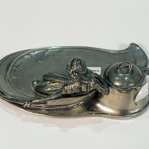 Tintero Art Nouveau de Metal con Figura de Dama Recostada - imagen 3