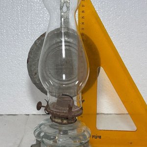 Antiguo Farol de Vidrio con Base Acanalada y Soporte Metálico - imagen 6