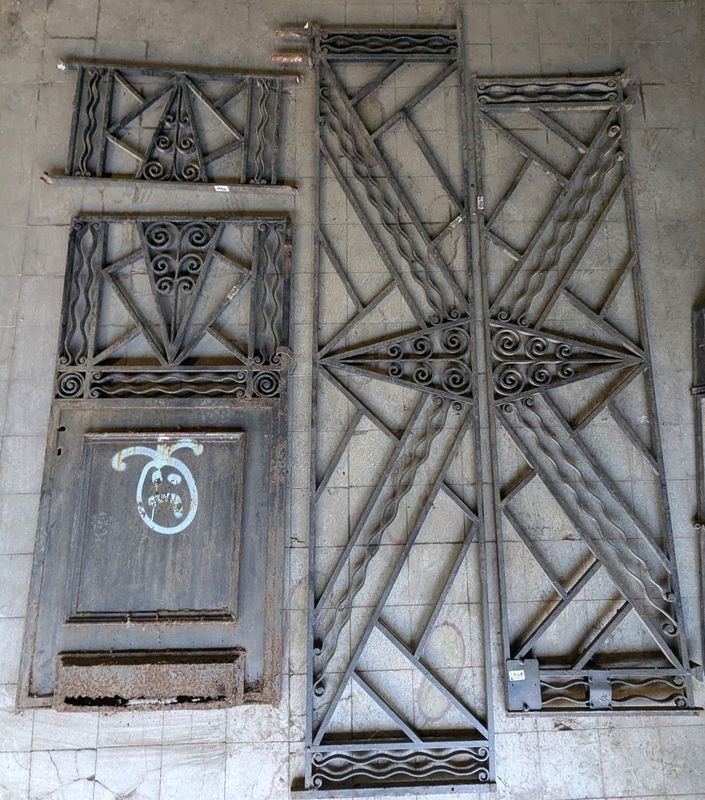 Lote anterior: Juego de rejas y portón de hierro forjado con diseño Art Deco