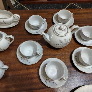 Juego de Loza Olmos Completo: 59 Piezas de Porcelana Blanca con Flores Lilas - imagen 6