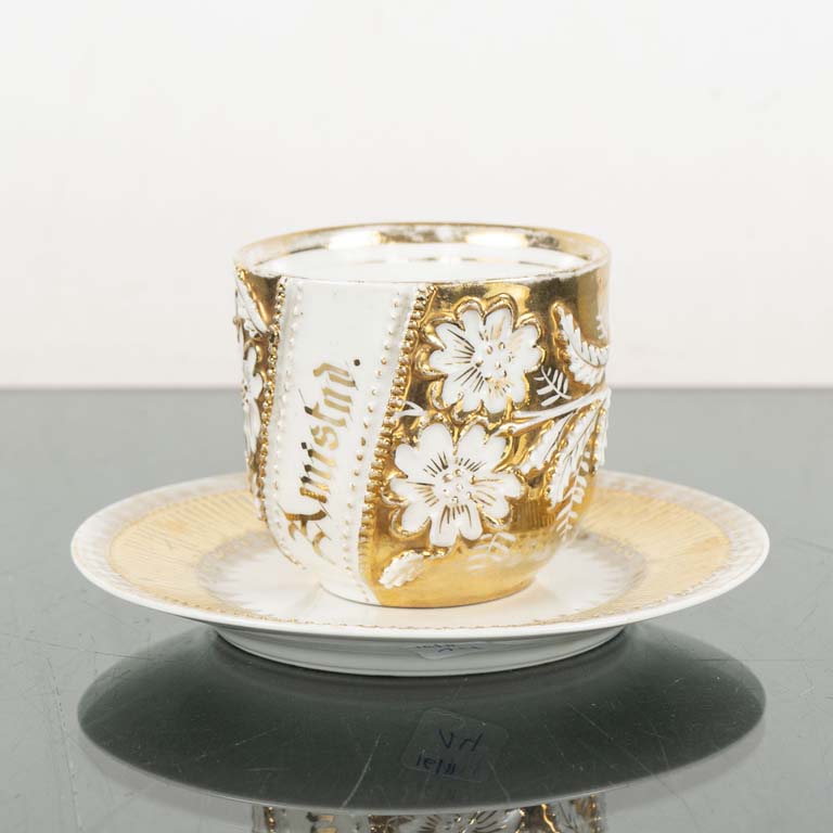 Plato y taza de porcelana isabelina, blanco y dorado - Medidas: 9x8cm