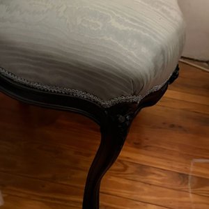 Par de Sillas Victorianas Estilo Luis XV con Tapizado Jacquard - imagen 2