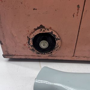 Antigua Heladera Portátil Rosa con Destapador - imagen 3
