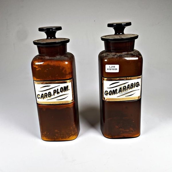 Dos Frascos de Farmacia Antiguos de Vidrio Color Ámbar con Tapones - imagen 1