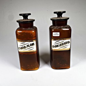 Lote siguiente: Dos Frascos de Farmacia Antiguos de Vidrio Color Ámbar con Tapones