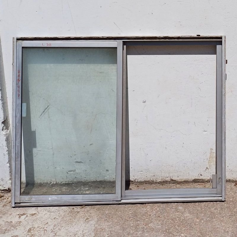 Lote siguiente: Ventanas de aluminio con dos hojas corredizas para venta