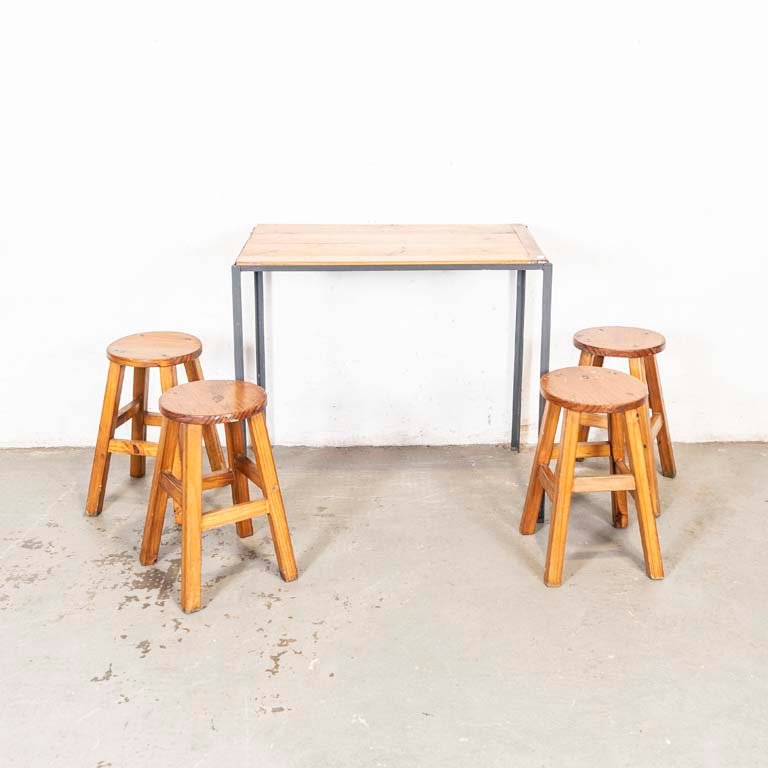 Lote siguiente: Mesa alta de madera y hierro con cuatro taburetes