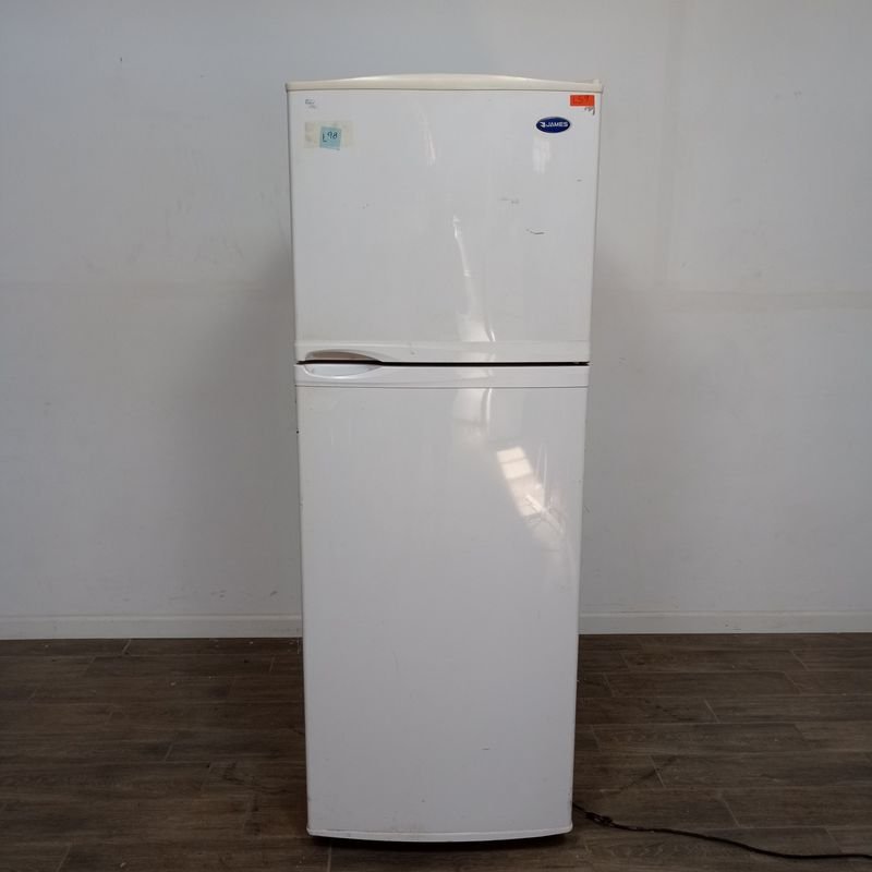 Lote siguiente: Heladera con freezer en color blanco maraca James