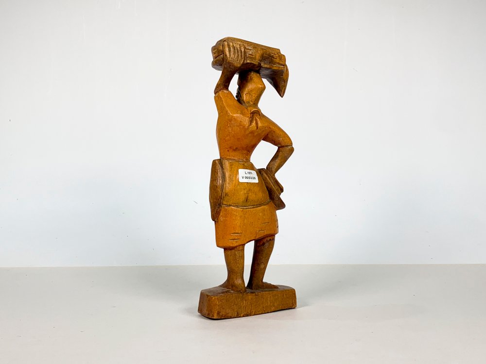 Talla de madera con dama africana y canasto - imagen 4