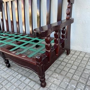 Sillón de madera oscura con detalles a cuadros - imagen 3