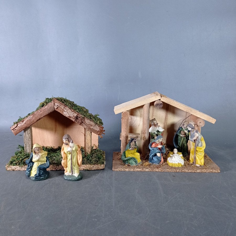 Dos Pesebres Navideños con Figuras, en Caja Original