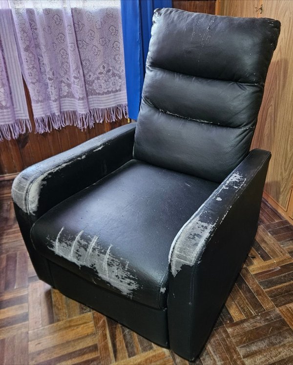 Sillón Reclinable Negro con Desgaste