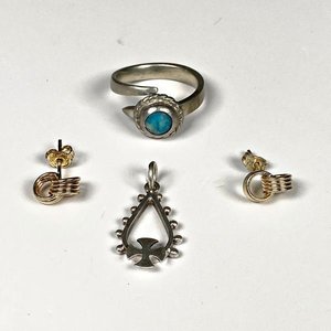 Lote anterior: Conjunto de Joyería: Anillo con Turquesa, Colgante de Plata y Aretes Enchapados