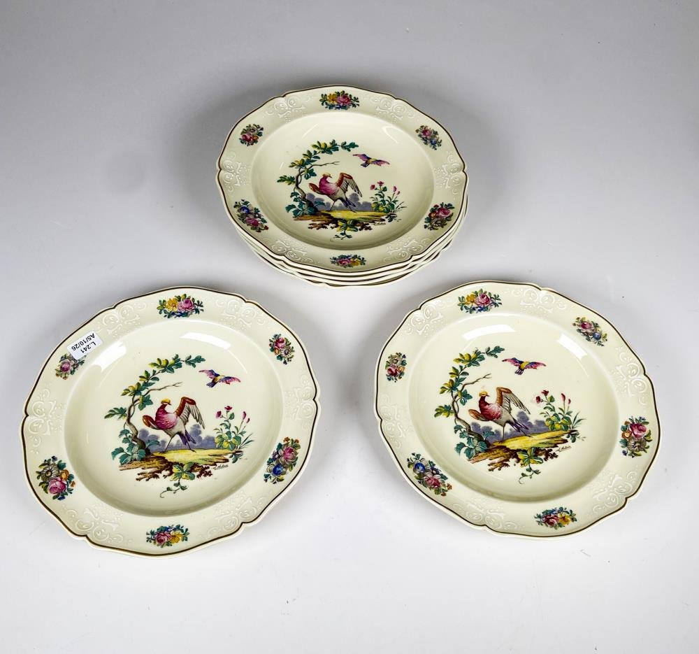 Seis platos hondos de porcelana Limoges decoración aves y flores, diámetros 23 cm