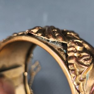 Pulsera Enchapada con Estuche y Apliques en Relieve - imagen 3