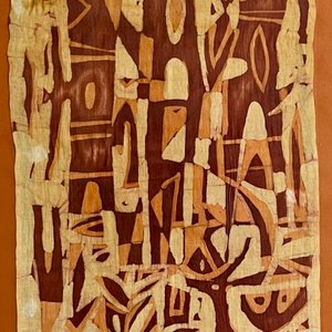 Lote siguiente: Composición de Carlos Llanos: Batik sobre tela, 88 x 32 cm, firmado